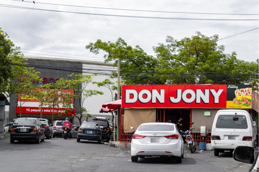 Don Jony - ¡Tortas en San Salvador!